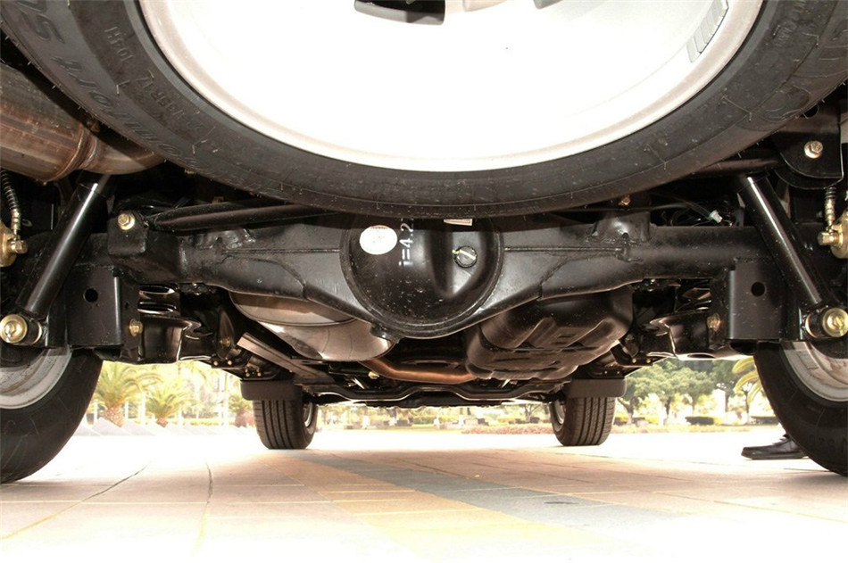 2012款 2.0L MT 精英版 引擎底盘