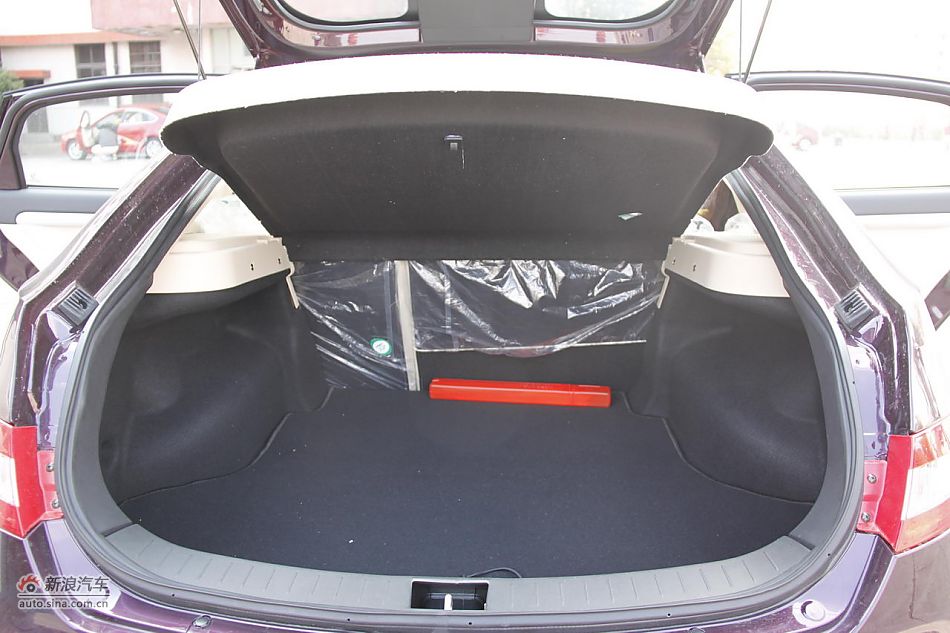 莲花L5 Sportback 1.6L车型乘坐空间