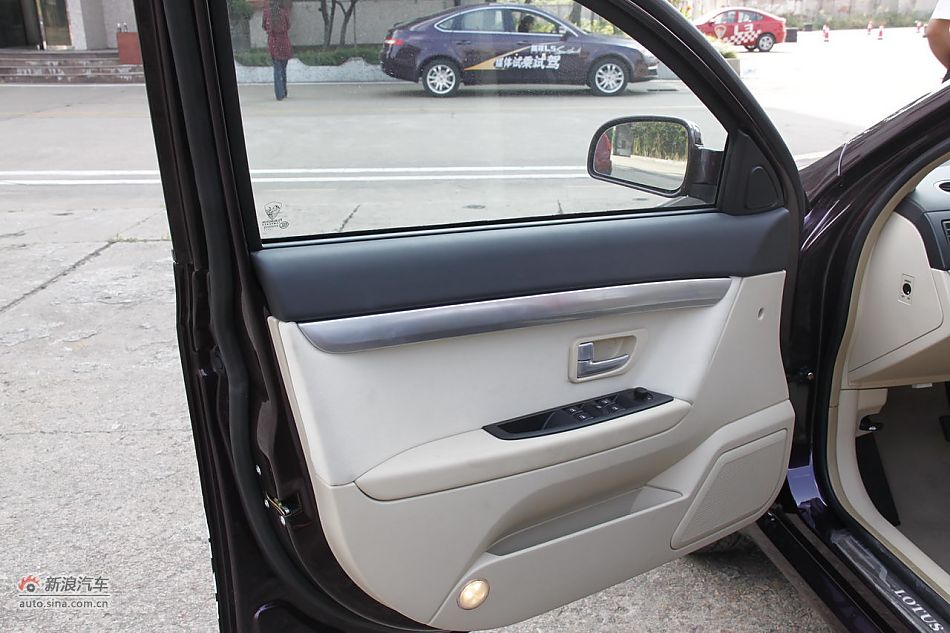 莲花L5 Sportback 1.6L车型乘坐空间