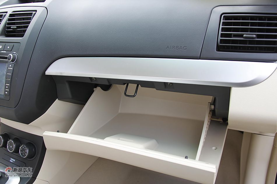 莲花L5 Sportback 1.6L车型乘坐空间