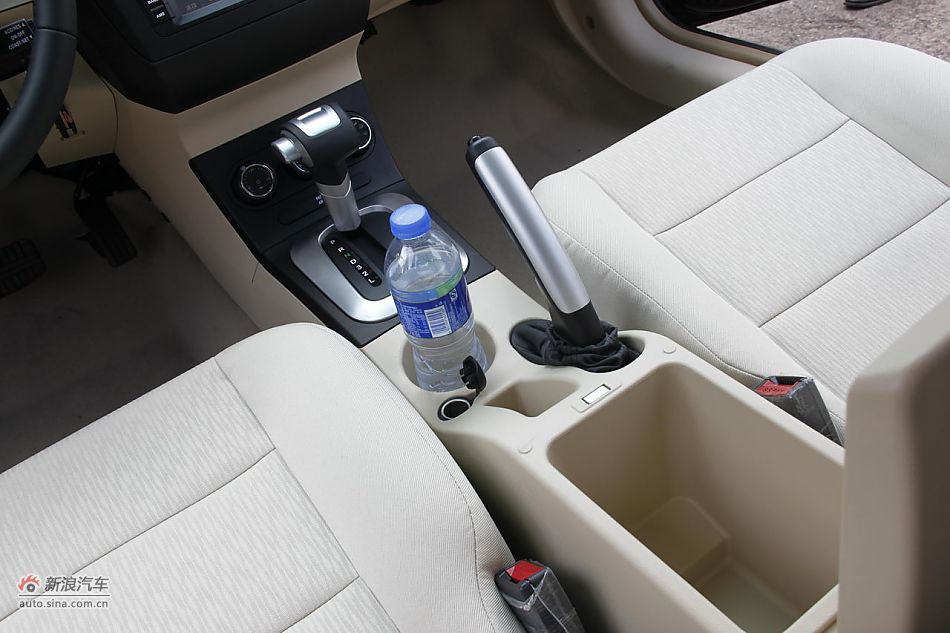 莲花L5 Sportback 1.6L车型乘坐空间