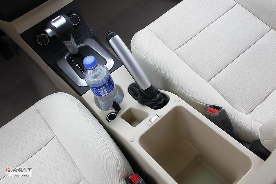 莲花L5 Sportback 1.6L车型乘坐空间