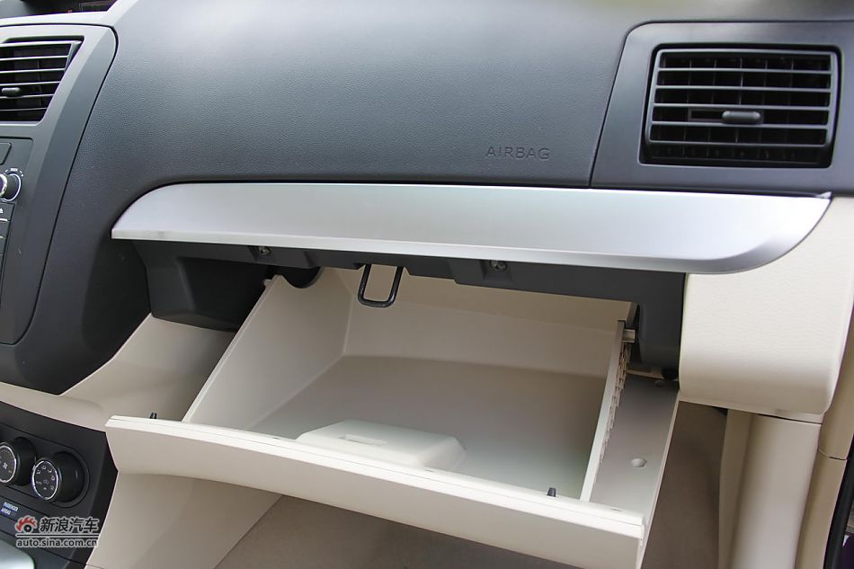 莲花L5 Sportback 1.6L车型乘坐空间