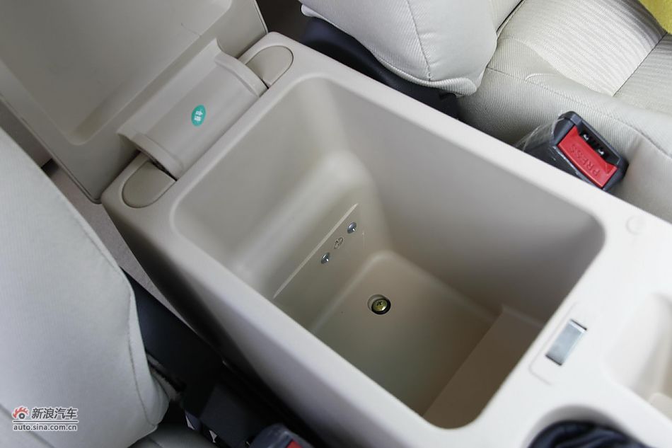 莲花L5 Sportback 1.6L车型乘坐空间