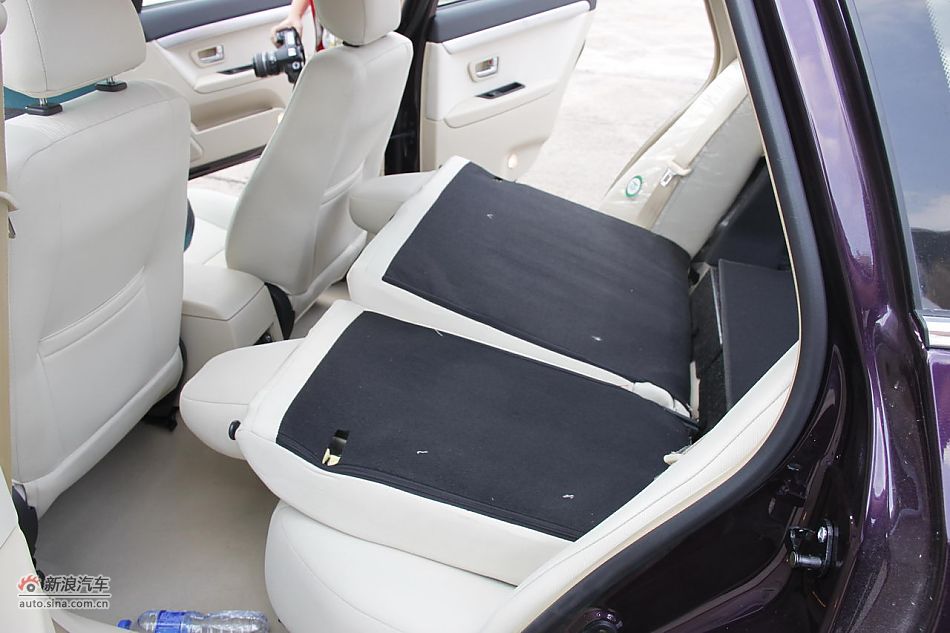 莲花L5 Sportback 1.6L车型乘坐空间