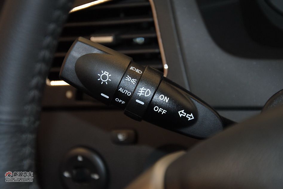 2012款荣威W5 3.2L自动四驱尊域版