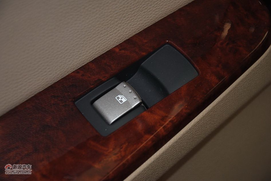 2012款荣威W5 3.2L自动四驱尊域版