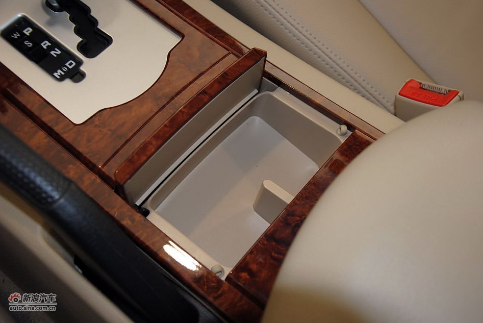 2012款荣威W5 3.2L自动四驱尊域版