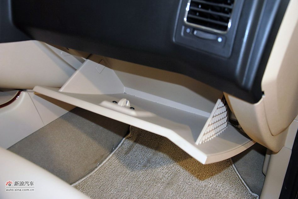 2012款荣威W5 3.2L自动四驱尊域版