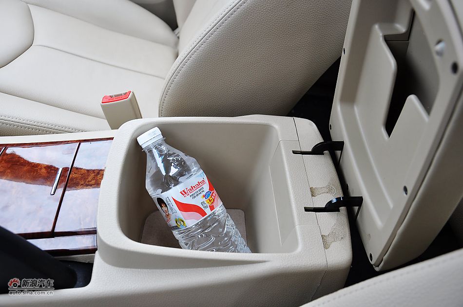 荣威W5座椅空间