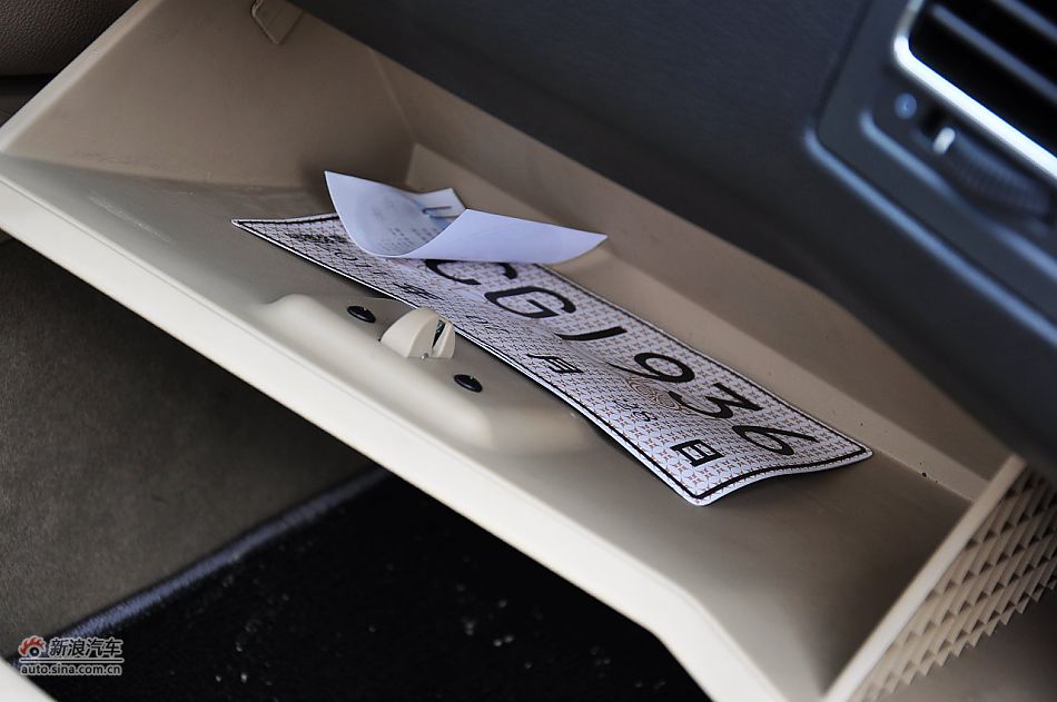 荣威W5座椅空间