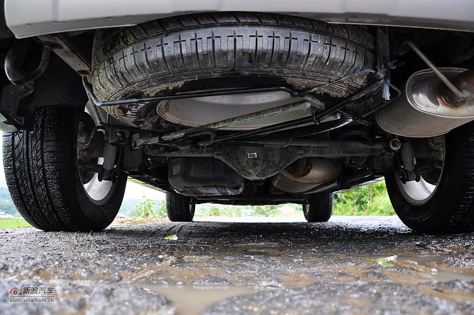 荣威W5引擎底盘