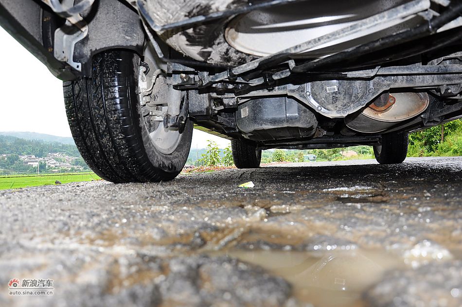 荣威W5引擎底盘