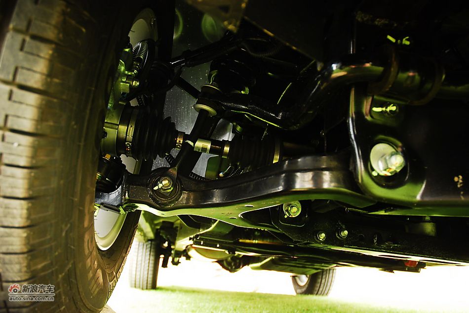 荣威W5实拍发动机舱与底盘