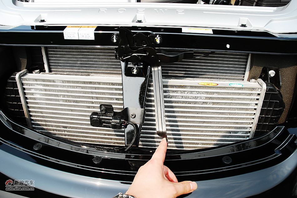 荣威W5实拍发动机舱与底盘