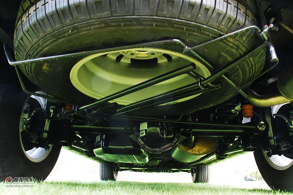 荣威W5实拍发动机舱与底盘