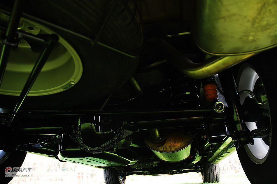 荣威W5实拍发动机舱与底盘