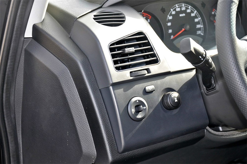 2013款 1.8T AT 4WD 行政版 内饰