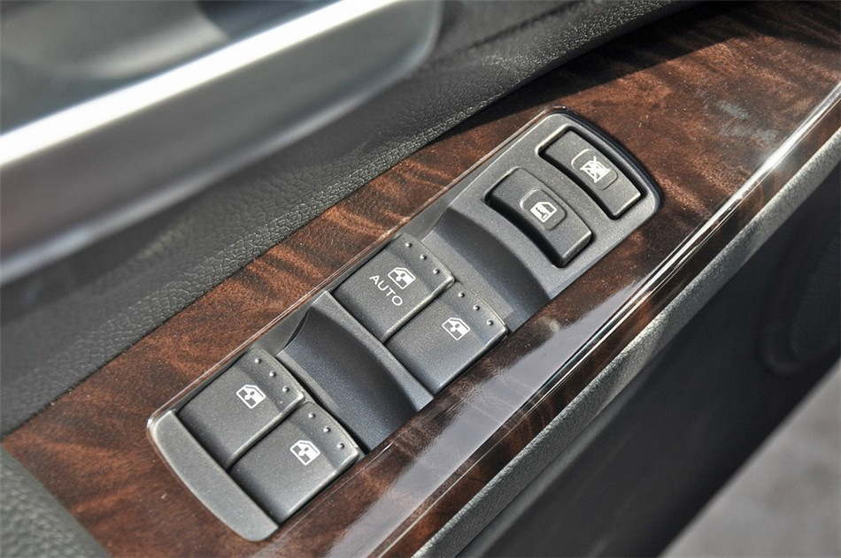 2013款 1.8T AT 4WD 行政版 座椅空间