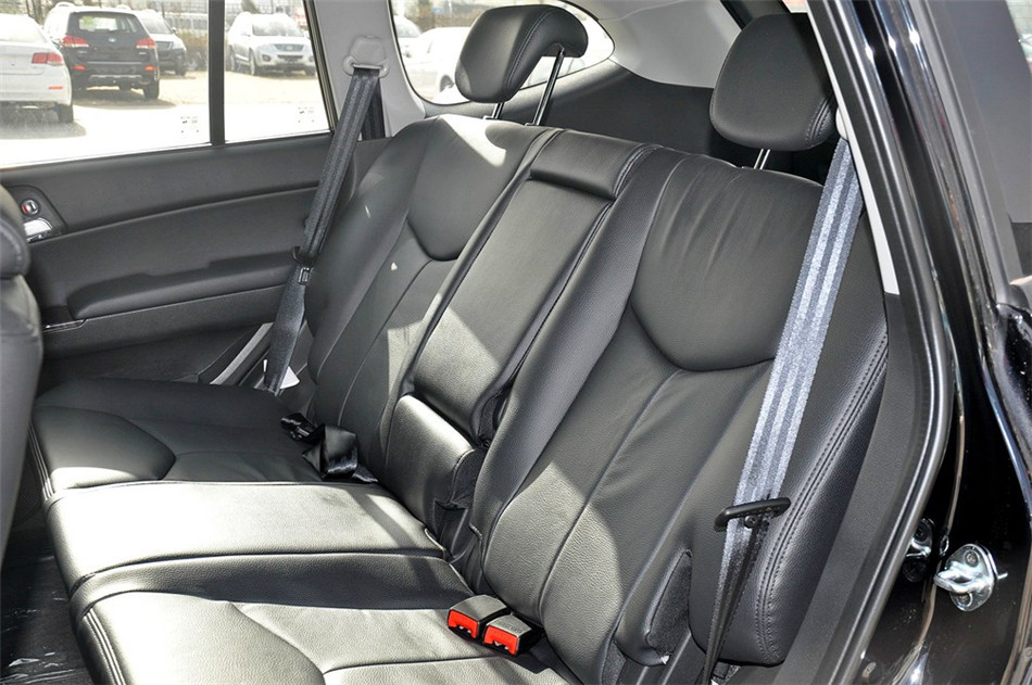 2013款 1.8T AT 4WD 行政版 座椅空间