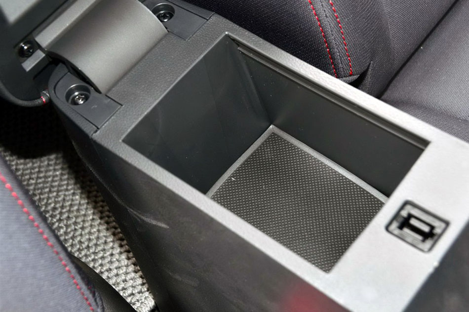 金刚 2014款 三厢 1.5L 手动尊贵型 座椅空间