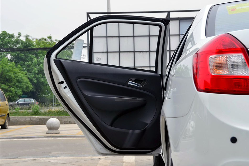 金刚 2014款 三厢 1.5L 手动尊贵型 座椅空间