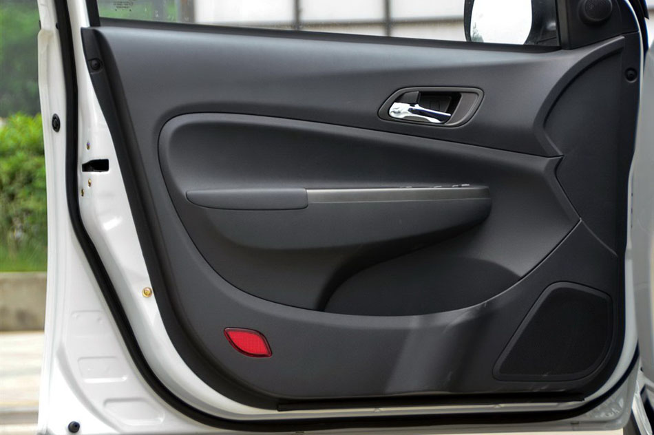 金刚 2014款 三厢 1.5L 手动尊贵型 座椅空间