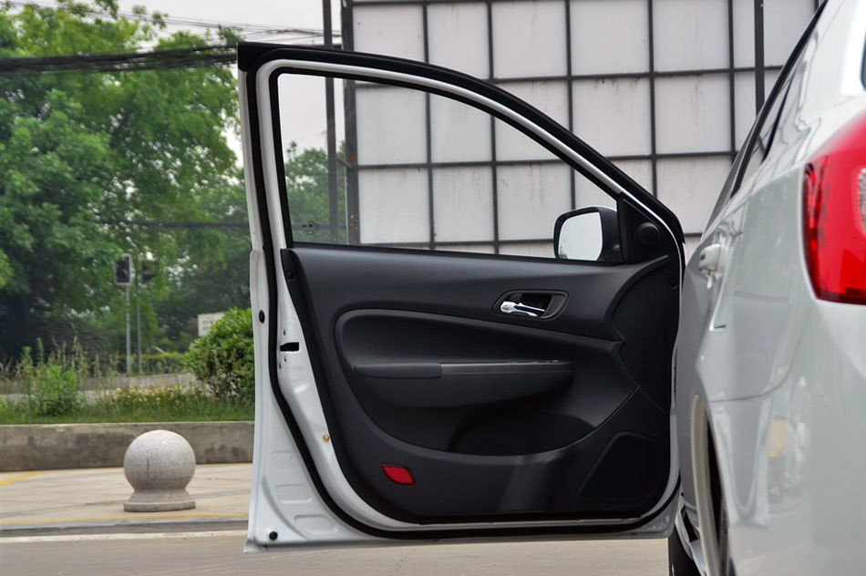 金刚 2014款 三厢 1.5L 手动尊贵型 座椅空间