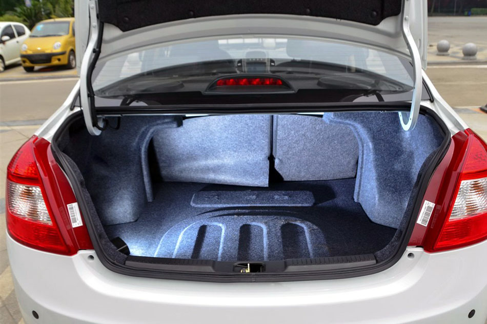 金刚 2014款 三厢 1.5L 手动尊贵型 座椅空间