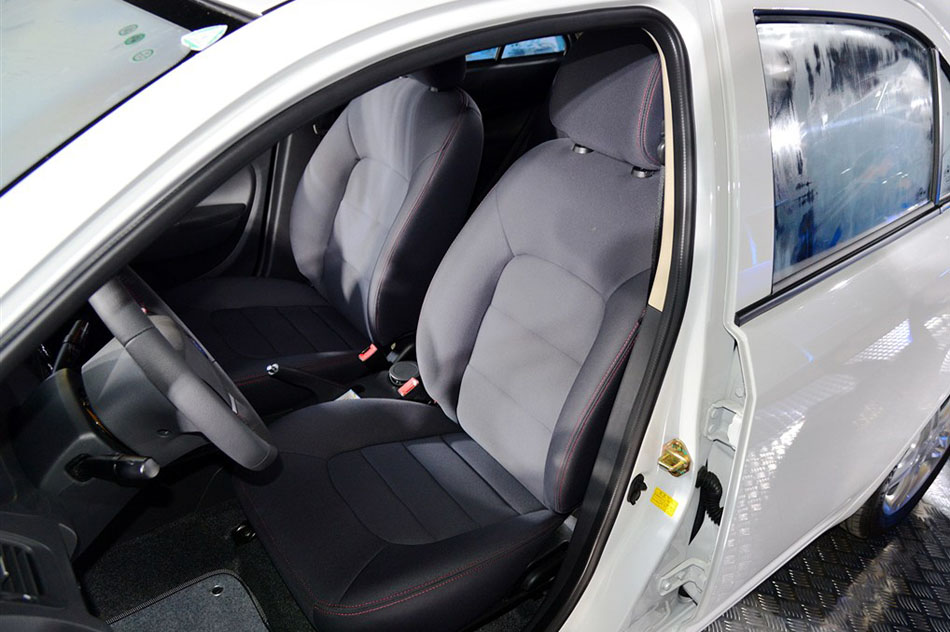 金刚 2014款 三厢 1.5L 手动尊贵型 座椅空间