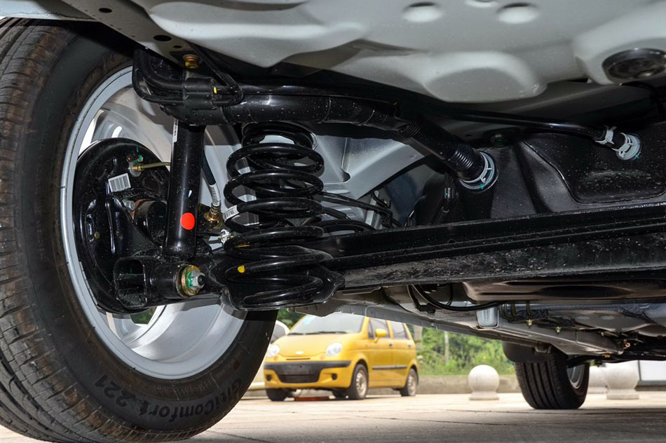 金刚 2014款 三厢 1.5L 手动尊贵型 引擎底盘