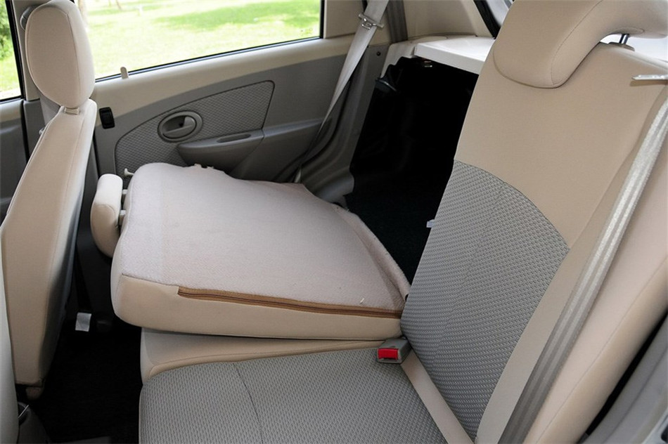 爱尚 2012款 1.0L MT 豪华型 空间