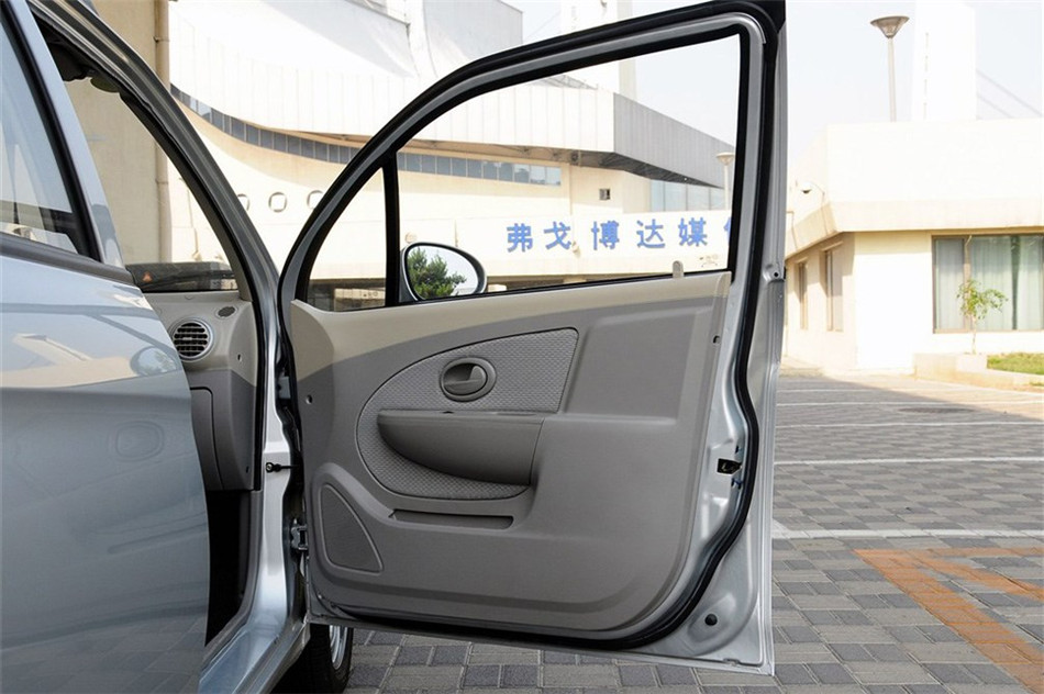 爱尚 2012款 1.0L MT 豪华型 空间