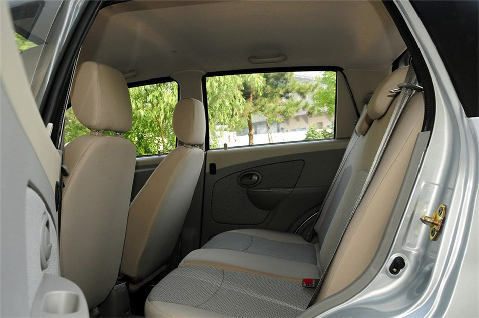 爱尚 2012款 1.0L MT 豪华型 空间