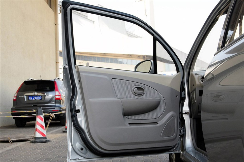 爱尚 2012款 1.0L MT 豪华型 空间