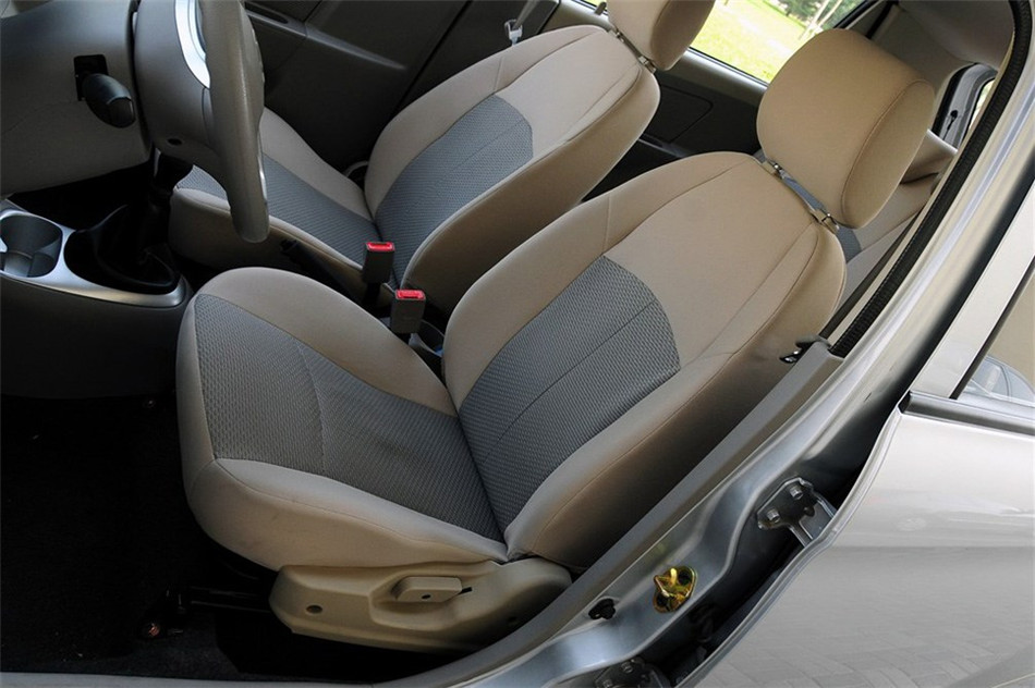 爱尚 2012款 1.0L MT 豪华型 空间