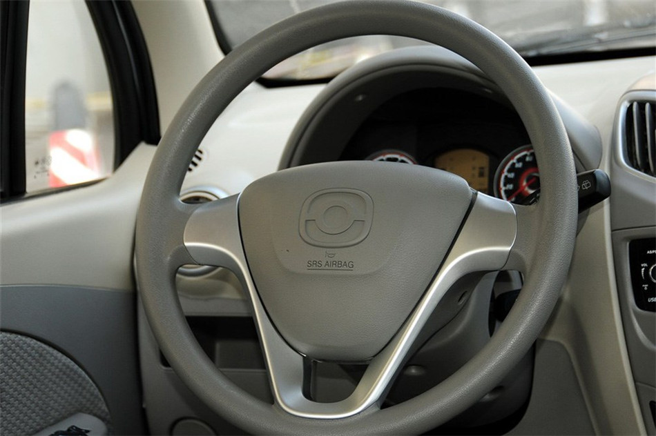 爱尚 2012款 1.0L MT 豪华型 内饰 