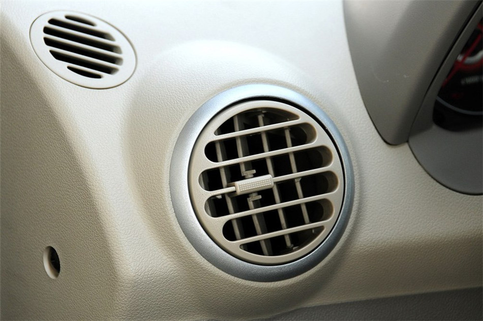 爱尚 2012款 1.0L MT 豪华型 内饰 