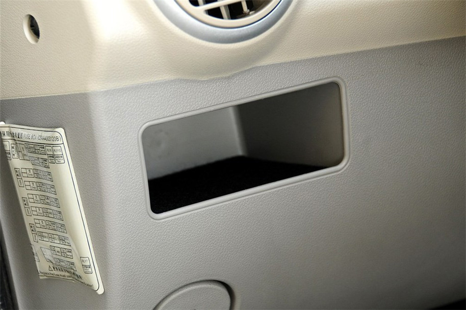 爱尚 2012款 1.0L MT 豪华型 内饰 