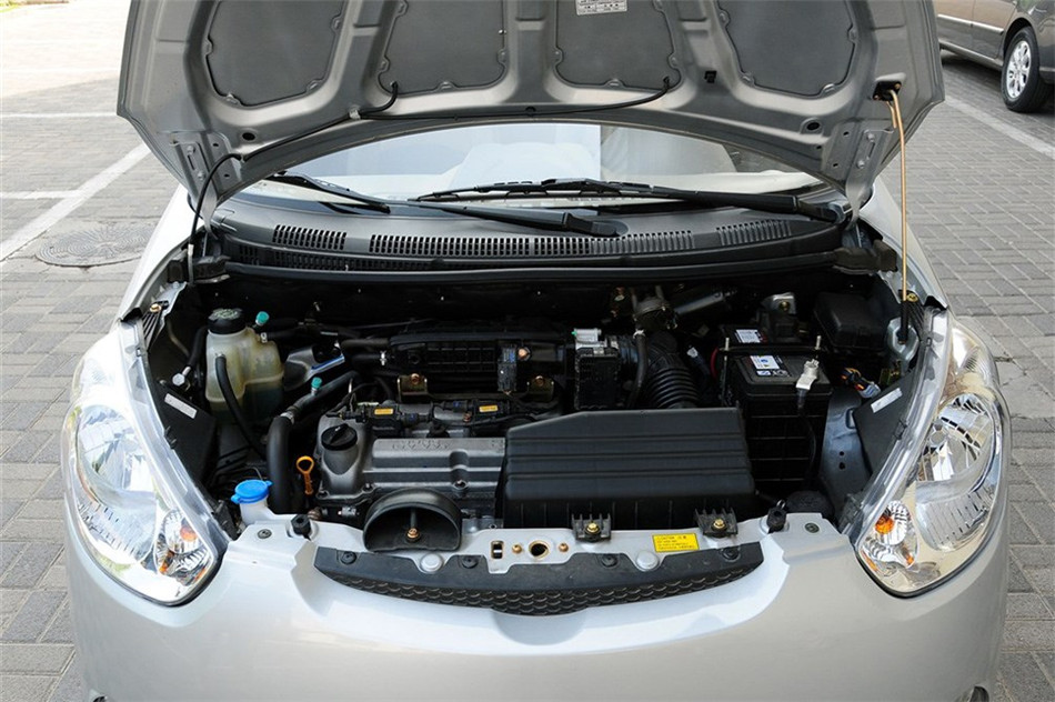 爱尚 2012款 1.0L MT 豪华型 引擎底盘