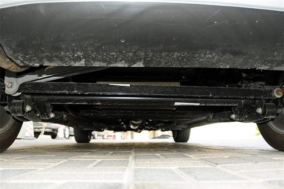 爱尚 2012款 1.0L MT 豪华型 引擎底盘