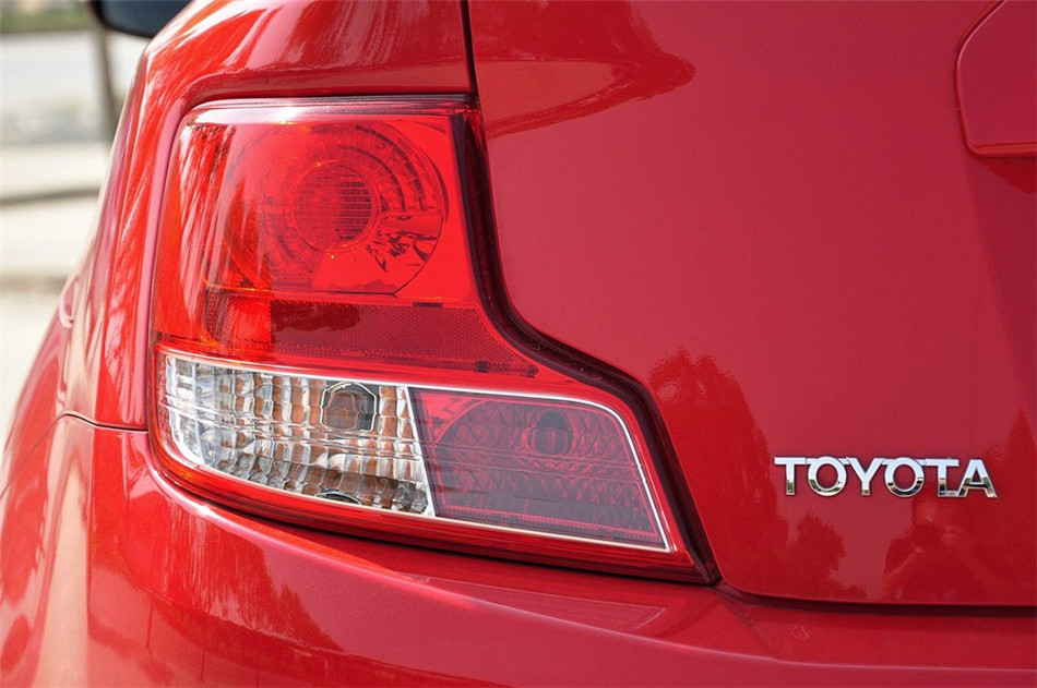 2011款丰田杰路驰2.5L自动标准版