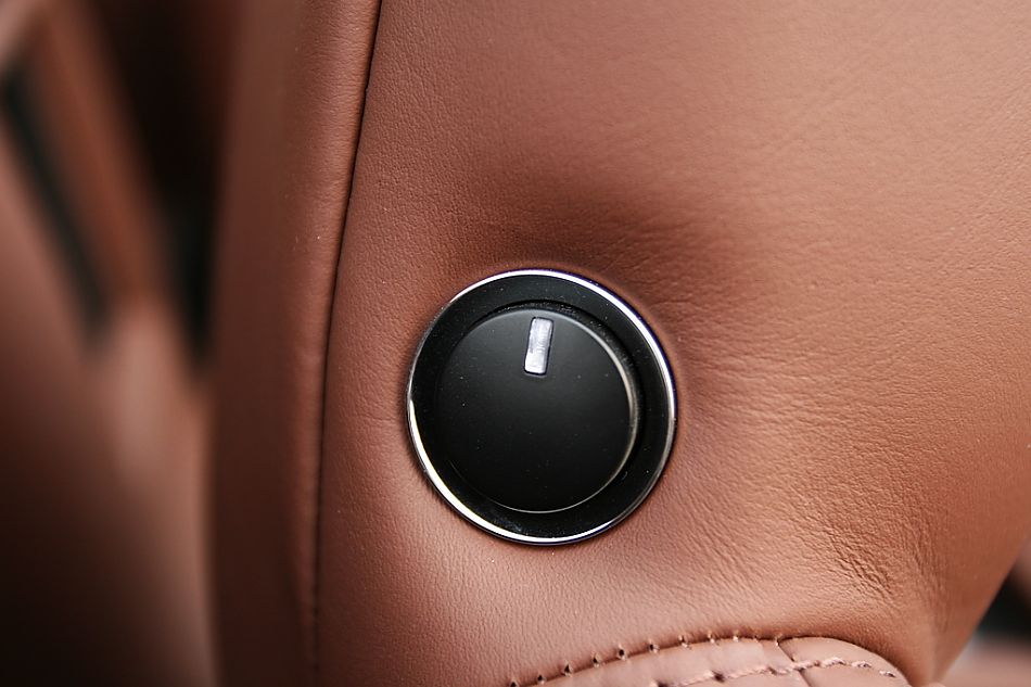 V8 Vantage Roadster内饰图片