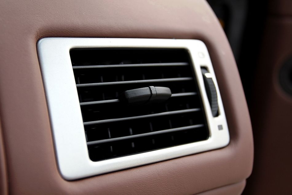 V8 Vantage Roadster内饰图片