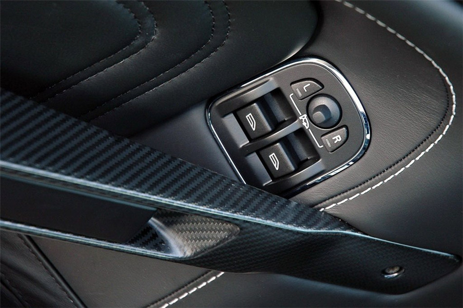 阿斯顿马丁DBS 2010款 Carbon Black 座椅空间