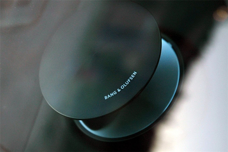 阿斯顿马丁DBS 2010款 Carbon Black 座椅空间