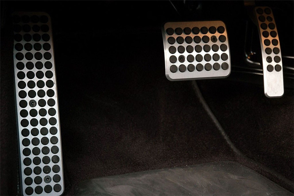 阿斯顿马丁DBS 2010款 Carbon Black 座椅空间