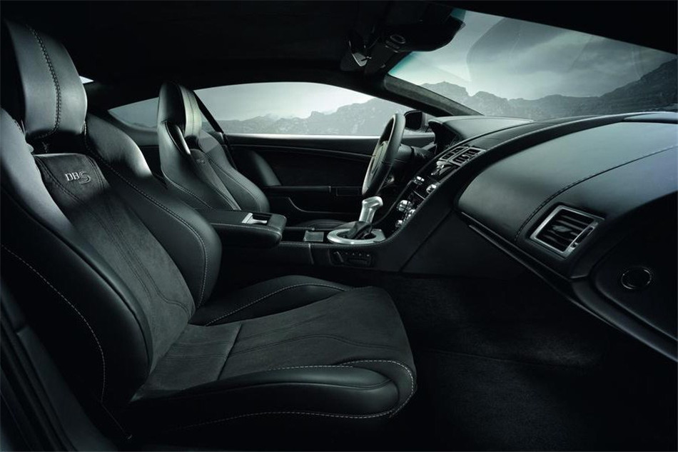 阿斯顿马丁DBS 2010款 Carbon Black 座椅空间