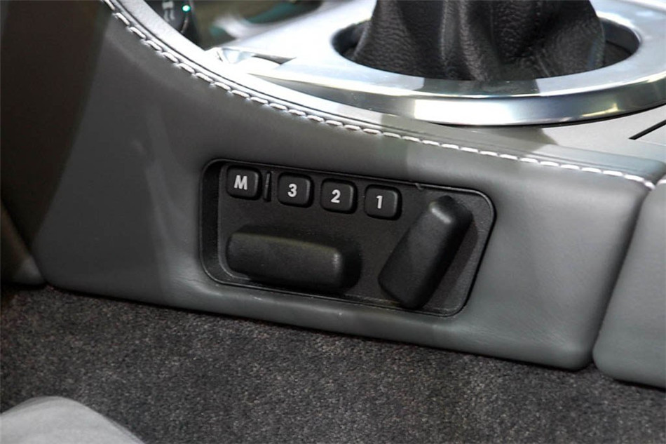 V12 Vantage 2012款 6.0L MT Roadster内饰