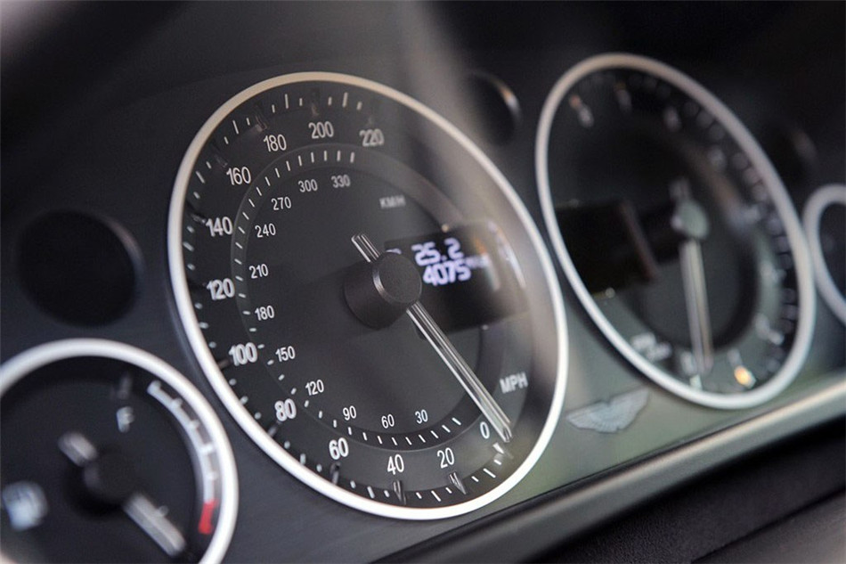 V12 Vantage 2012款 6.0L MT Roadster内饰